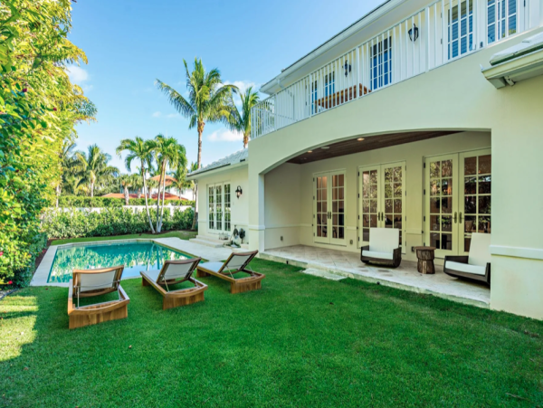 Luxury Vacation Residence in Palm Beach - Steps to Beach with Fire Place & Pool